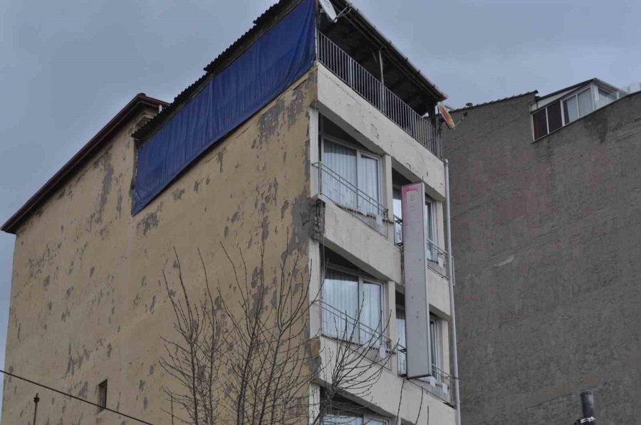 Bu Caddedeki Eski Yapılar Mahallede Endişe Oluşturuyor