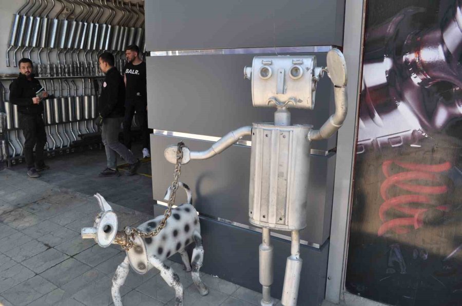 Hurda Egzoz Parçalarından İlginç Figürler Tasarladı