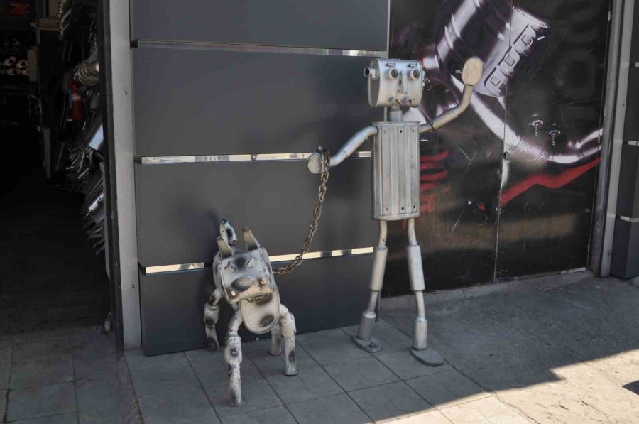 Hurda Egzoz Parçalarından İlginç Figürler Tasarladı