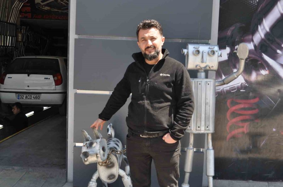 Hurda Egzoz Parçalarından İlginç Figürler Tasarladı