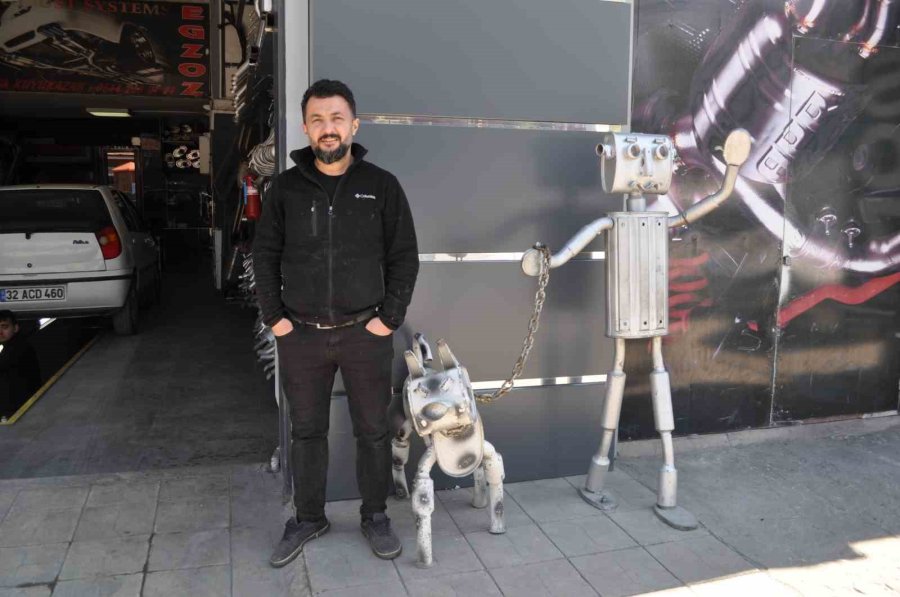 Hurda Egzoz Parçalarından İlginç Figürler Tasarladı