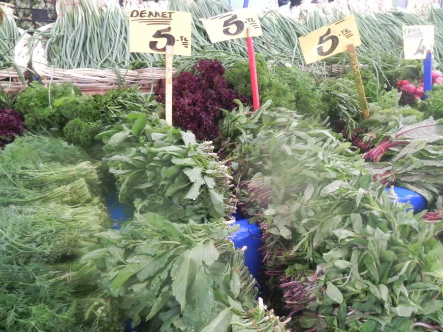 Perşembe Pazarında Ucuz Satılan Yeşilliğe Bile Rağbet Yok