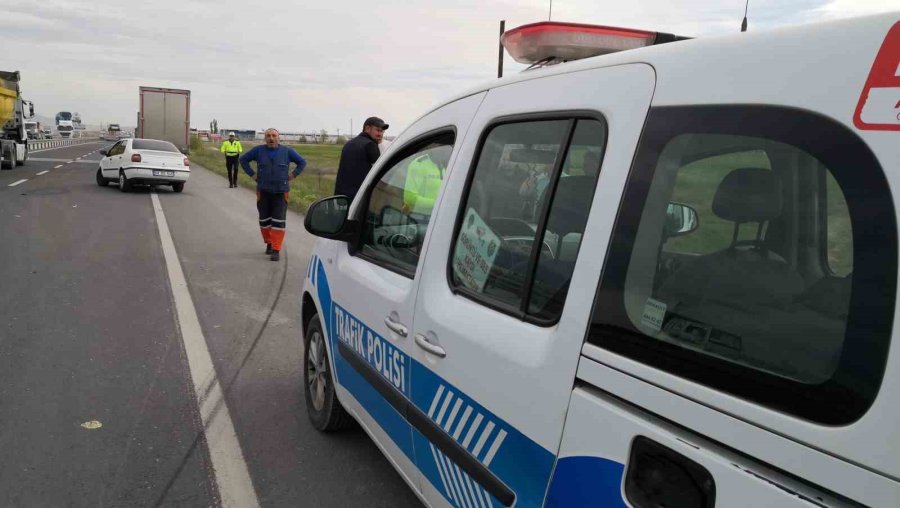 Otomobil Kamyonete Çarptı: 2 Yaralı