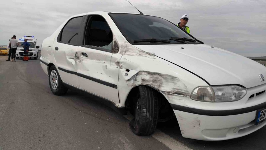 Otomobil Kamyonete Çarptı: 2 Yaralı