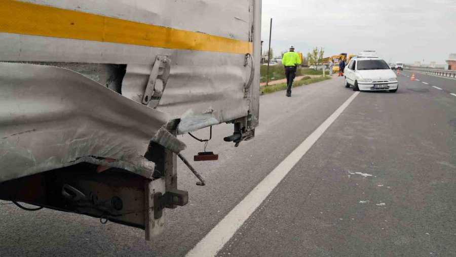 Otomobil Kamyonete Çarptı: 2 Yaralı