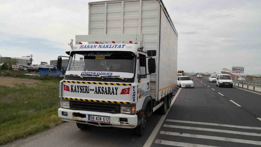 Otomobil Kamyonete Çarptı: 2 Yaralı