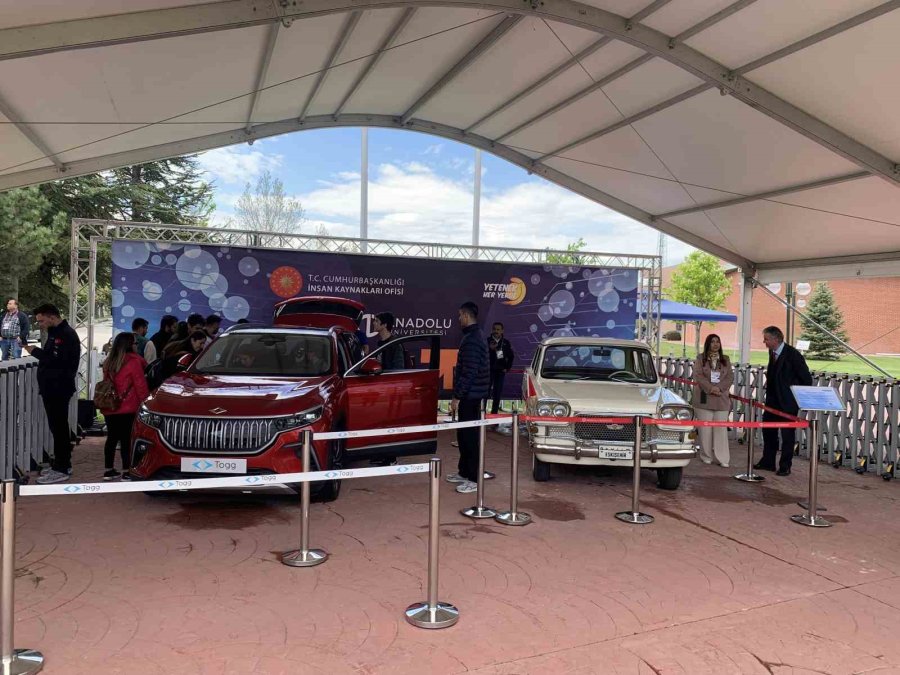 Togg Ve Devrim Yanyana