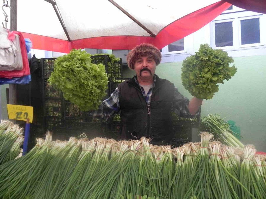 Perşembe Pazarında Ucuz Satılan Yeşilliğe Bile Rağbet Yok