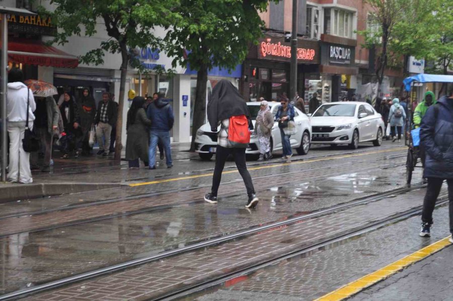 Eskişehir’de Sağanak Yağmur Etkili Oldu