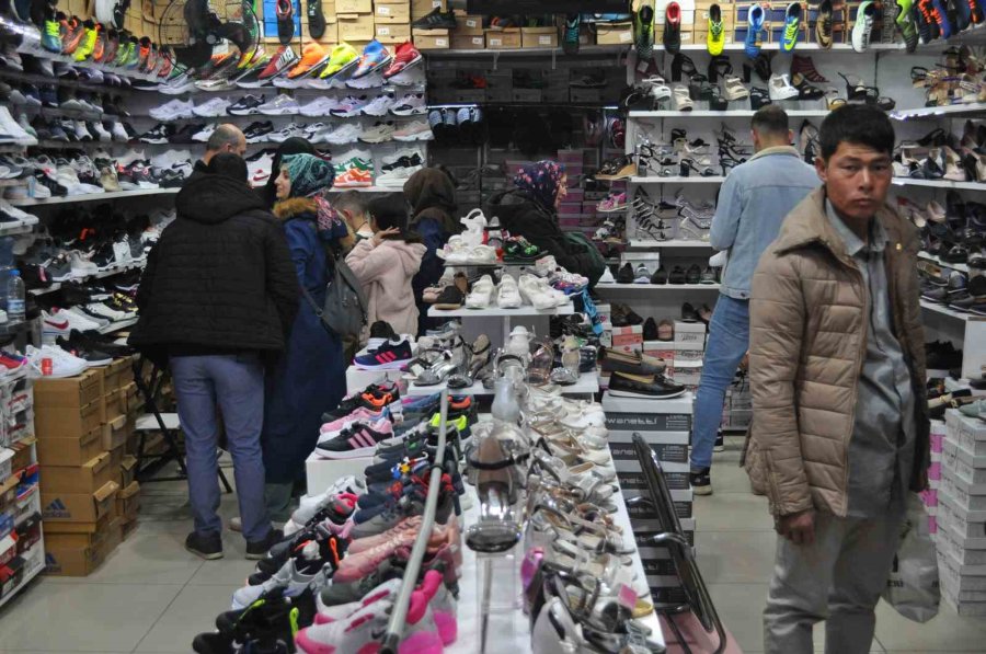 Yılların Yunus Emre Halk Çarşısı Esnafı Dimdik Ayakta