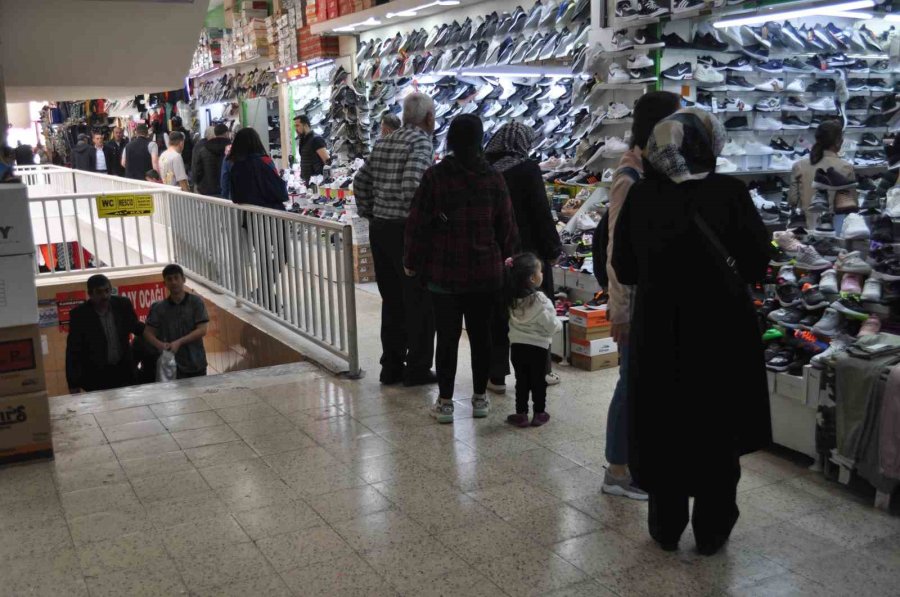 Yılların Yunus Emre Halk Çarşısı Esnafı Dimdik Ayakta