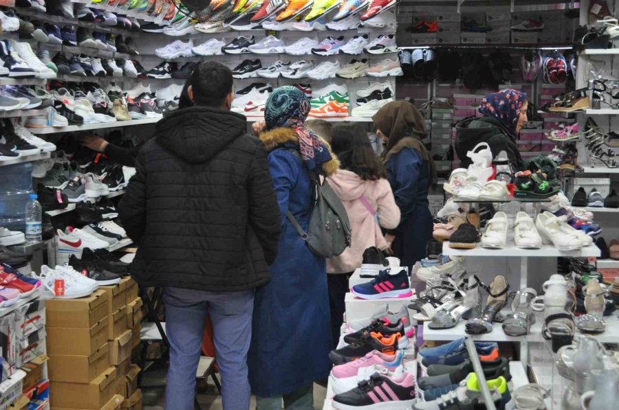 Yılların Yunus Emre Halk Çarşısı Esnafı Dimdik Ayakta