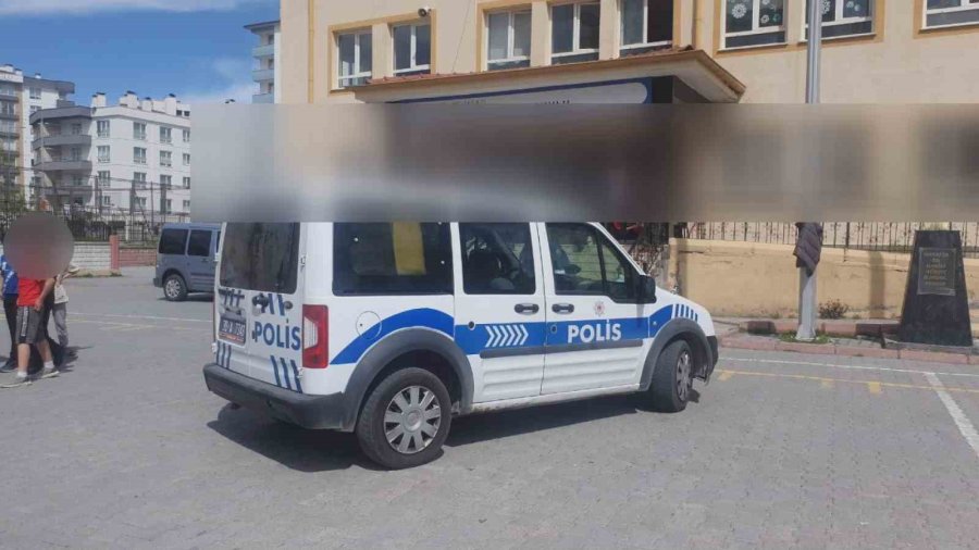 Ortaokul Öğrencisi Para İstediği Kız Öğrenciyi Bıçakladı