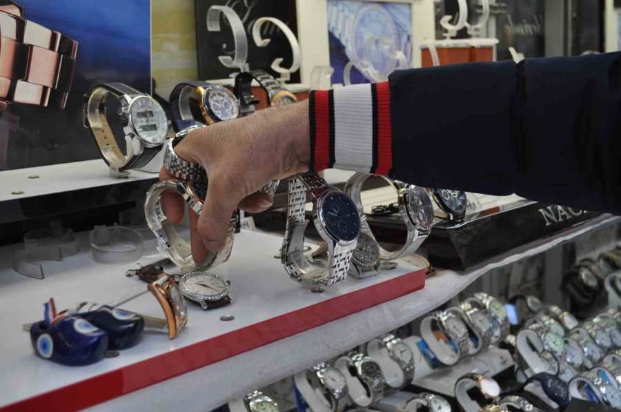 Tutkunları Klasik Saatlerden Vazgeçmiyor