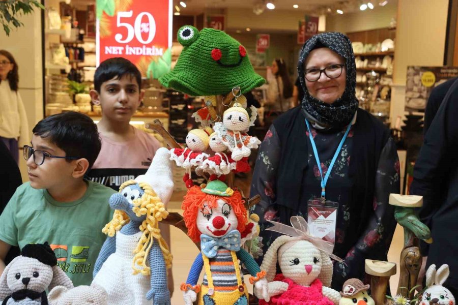 Depremzede Kadınlar El Emeklerini Sergiledi