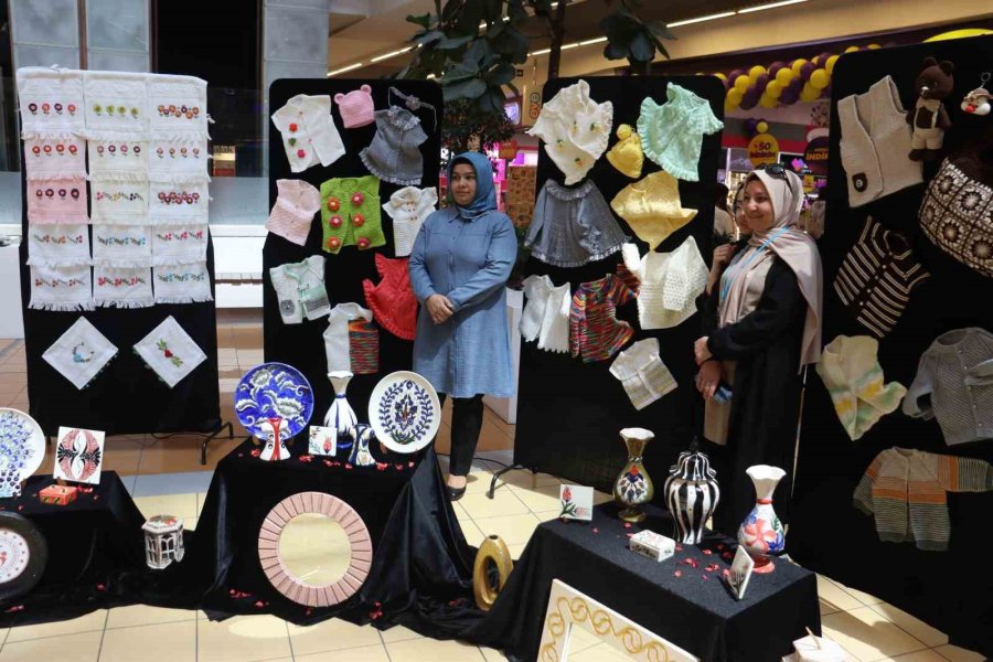 Depremzede Kadınlar El Emeklerini Sergiledi