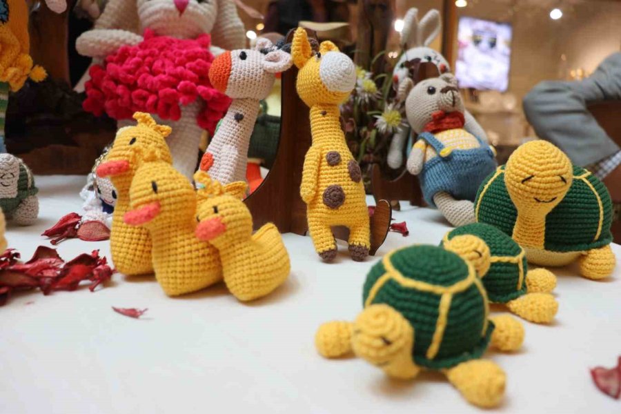 Depremzede Kadınlar El Emeklerini Sergiledi