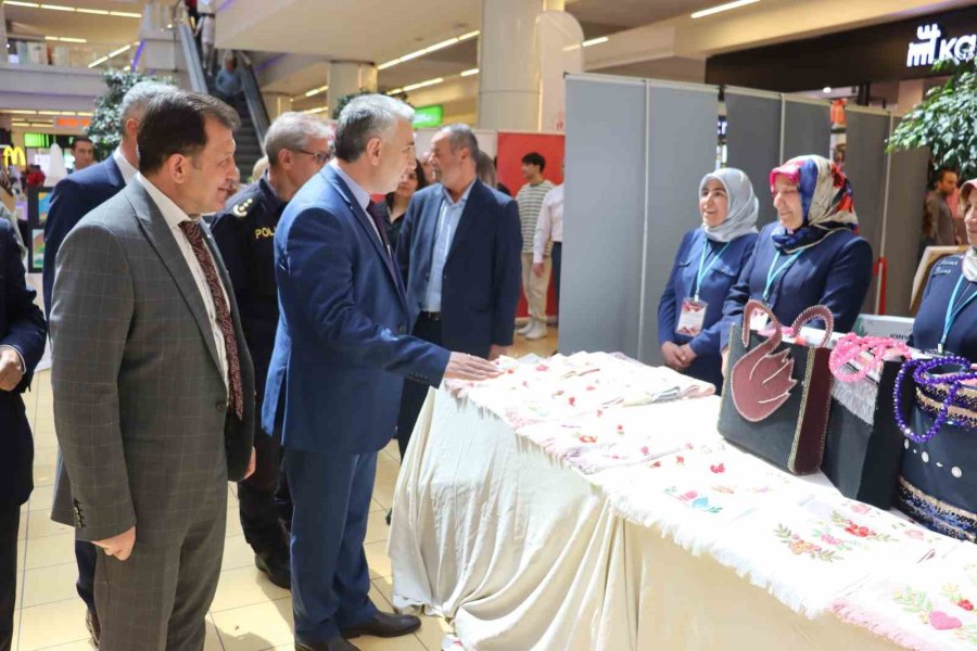 Depremzede Kadınlar El Emeklerini Sergiledi