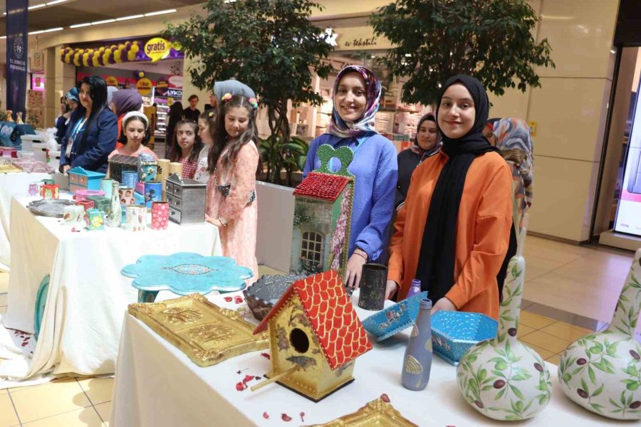 Depremzede Kadınlar El Emeklerini Sergiledi