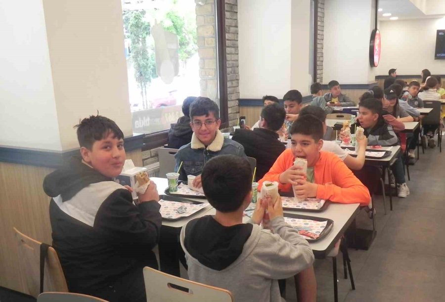 Ankara’dan Eskişehir’e Geziye Gelen Öğrencilerin Döner Keyfi