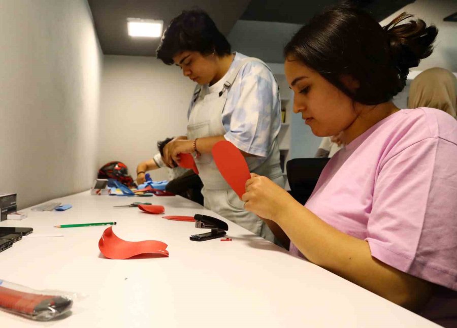 Gençlerin İlk Atölye Çalışmasında Depremzede Çocuklar İçin Bez Oyuncak