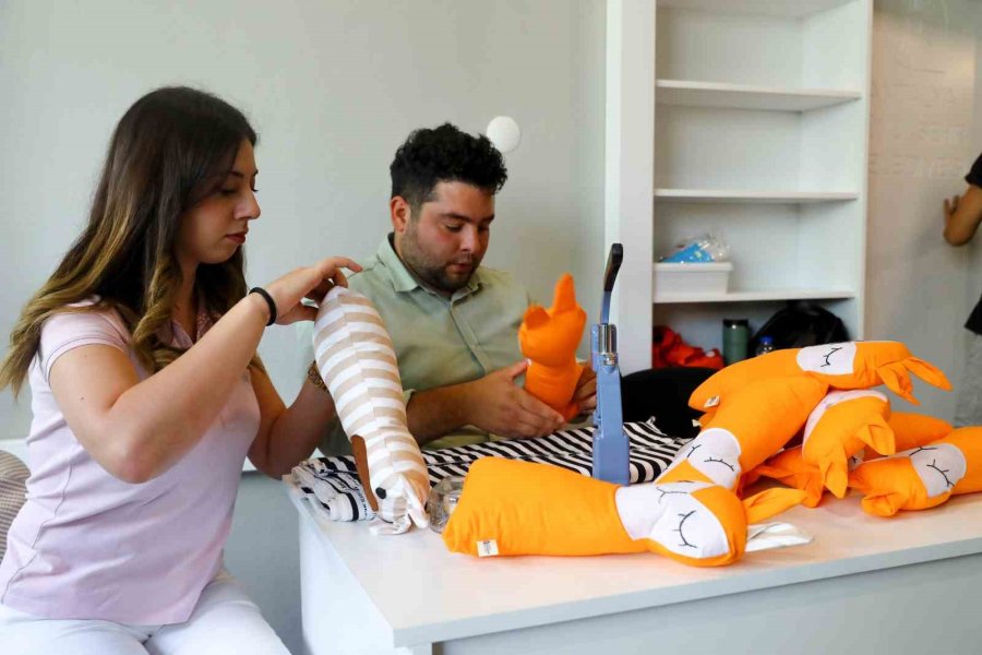 Gençlerin İlk Atölye Çalışmasında Depremzede Çocuklar İçin Bez Oyuncak