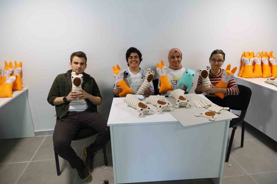 Gençlerin İlk Atölye Çalışmasında Depremzede Çocuklar İçin Bez Oyuncak
