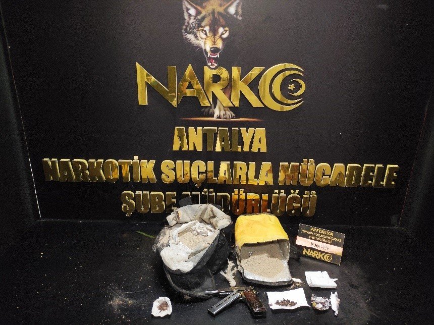 Antalya’da Nisan Ayında 16 Kilogram Esrar, 19 Kilogram Skunk Ele Geçirildi