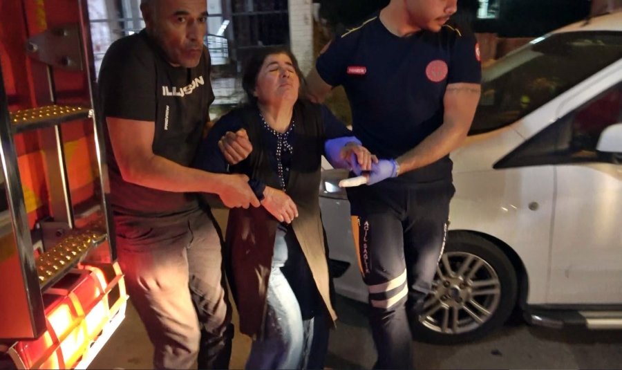 Müstakil Evde Çıkan Yangında 2 Kişi Dumandan Etkilendi, Muhabbet Kuşu Kafesinde Telef Oldu