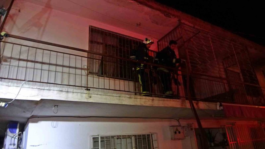 Müstakil Evde Çıkan Yangında 2 Kişi Dumandan Etkilendi, Muhabbet Kuşu Kafesinde Telef Oldu