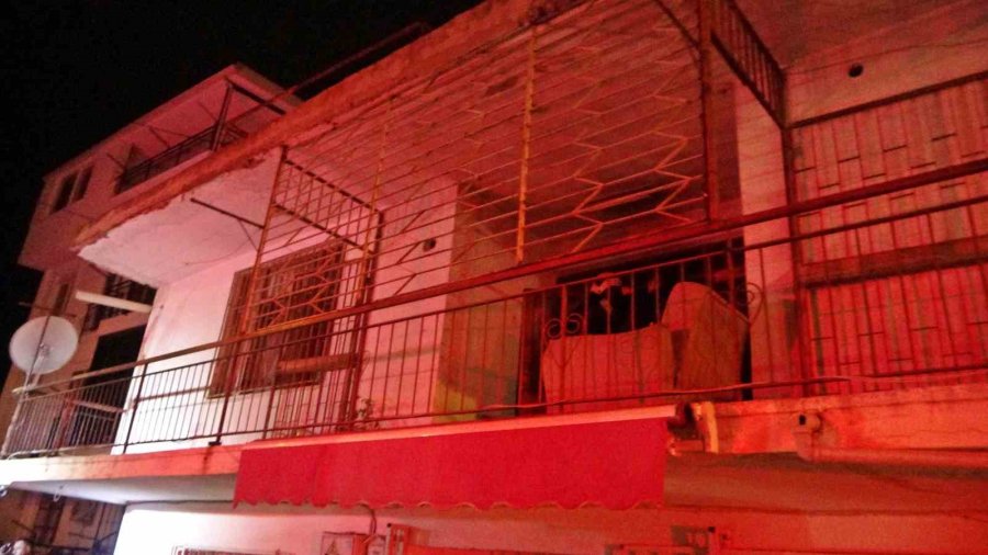 Müstakil Evde Çıkan Yangında 2 Kişi Dumandan Etkilendi, Muhabbet Kuşu Kafesinde Telef Oldu