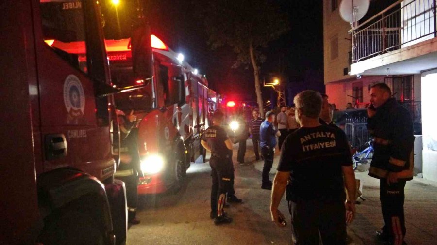 Müstakil Evde Çıkan Yangında 2 Kişi Dumandan Etkilendi, Muhabbet Kuşu Kafesinde Telef Oldu