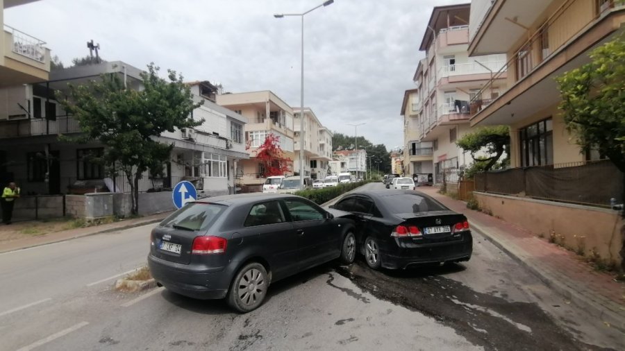 Manavgat’ta İki Otomobil Çarpıştı: 1 Yaralı