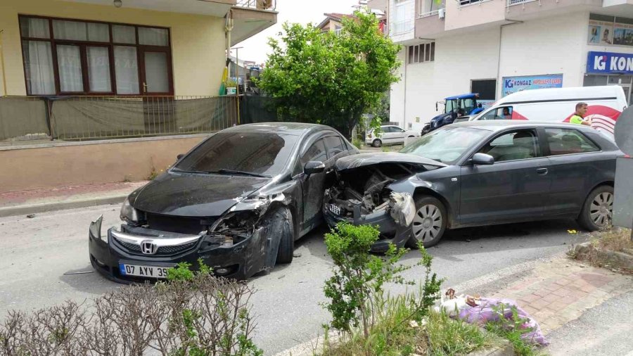 Manavgat’ta İki Otomobil Çarpıştı: 1 Yaralı