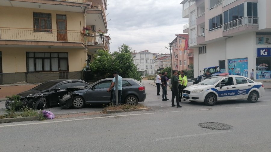 Manavgat’ta İki Otomobil Çarpıştı: 1 Yaralı