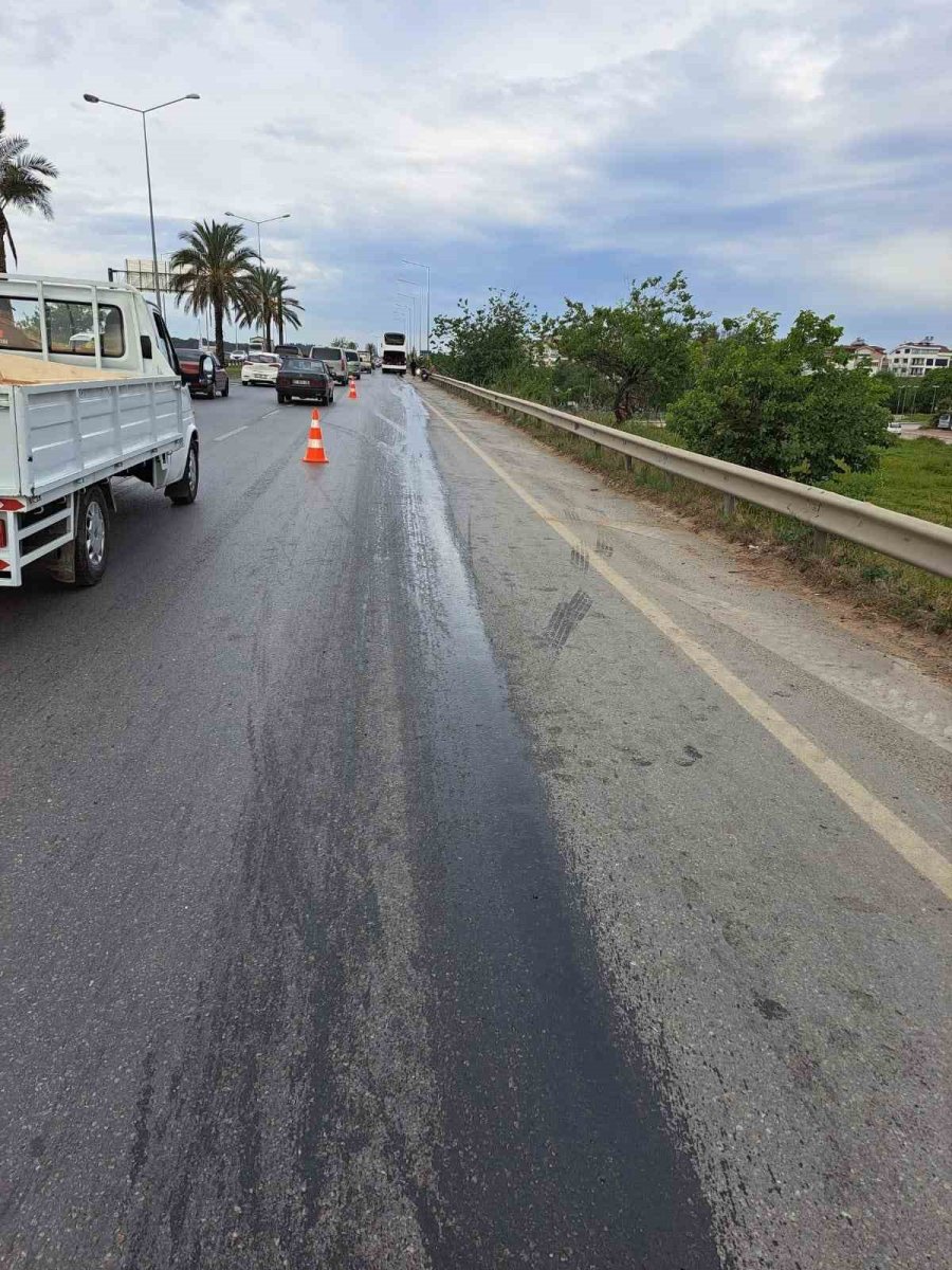 Otobüsün Motorundan Yola Dökülen Yağ, Motosikletlileri Hastanelik Etti