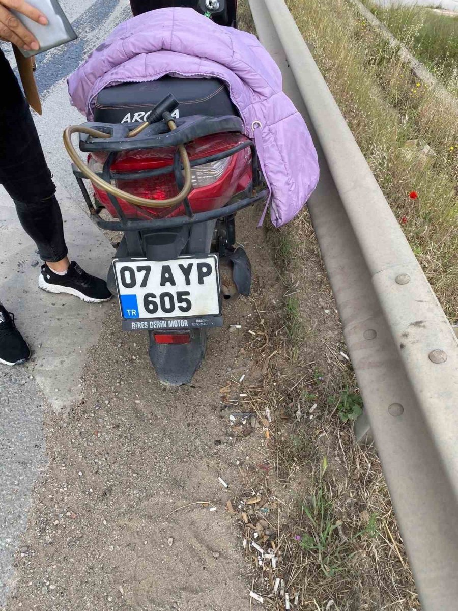 Otobüsün Motorundan Yola Dökülen Yağ, Motosikletlileri Hastanelik Etti