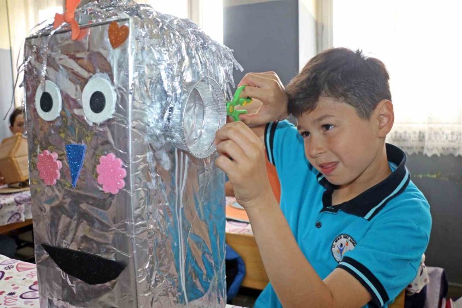 Depremde 4 Meslektaşını Kaybeden Öğretmen, Öğrencilerine Deprem Bilincini Aşılamak İçin Proje Başlattı