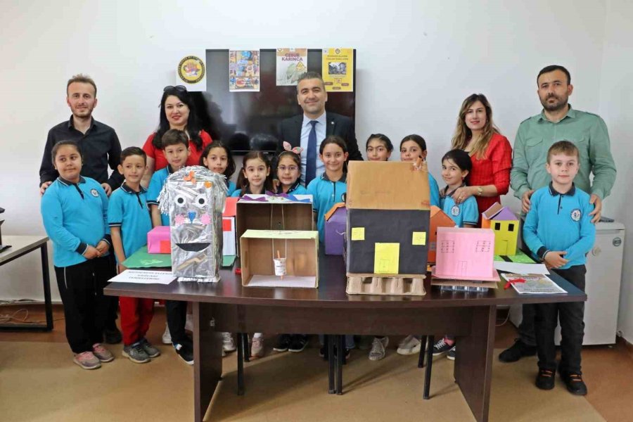 Depremde 4 Meslektaşını Kaybeden Öğretmen, Öğrencilerine Deprem Bilincini Aşılamak İçin Proje Başlattı