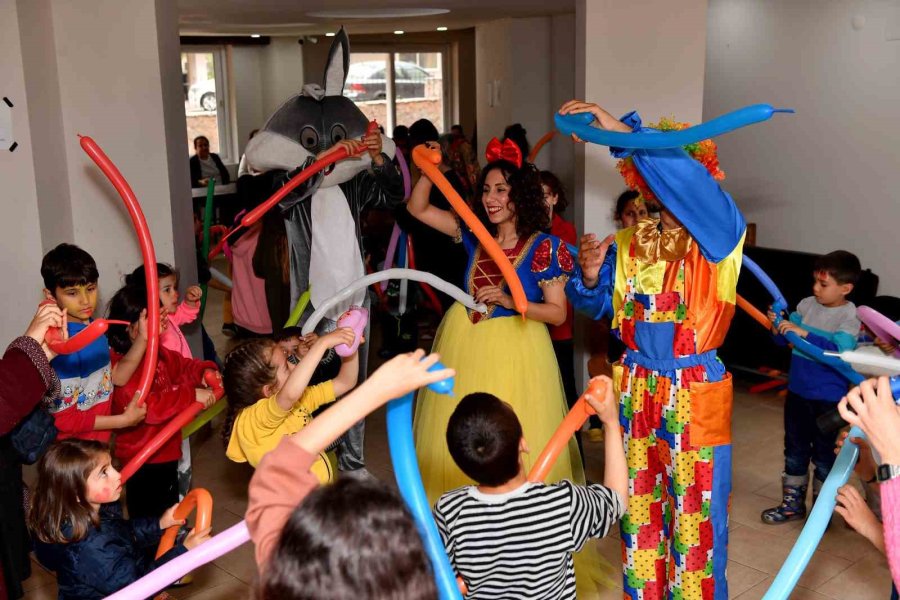 Depremzede Çocuklar Oyunlar Oynayarak Stres Atıyor