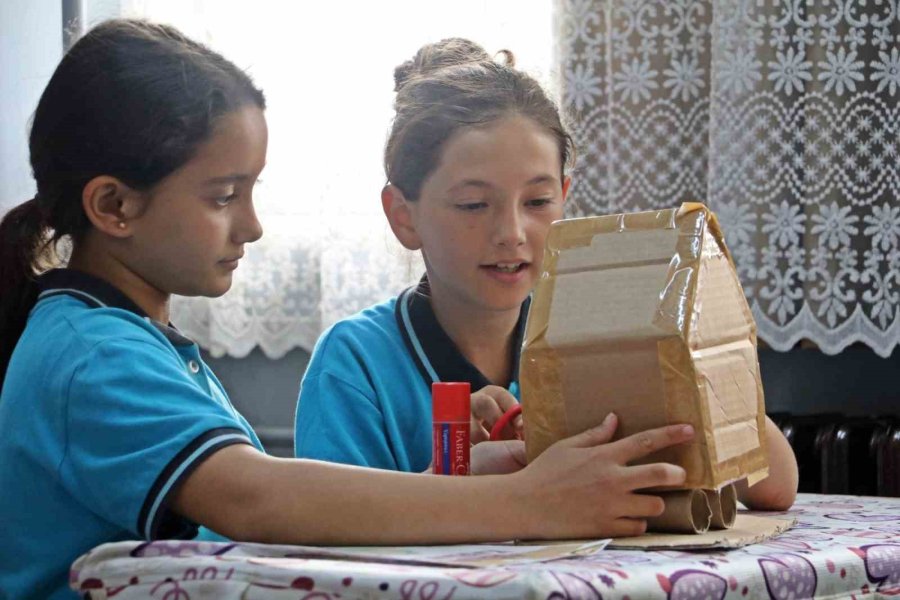 Depremde 4 Meslektaşını Kaybeden Öğretmen, Öğrencilerine Deprem Bilincini Aşılamak İçin Proje Başlattı