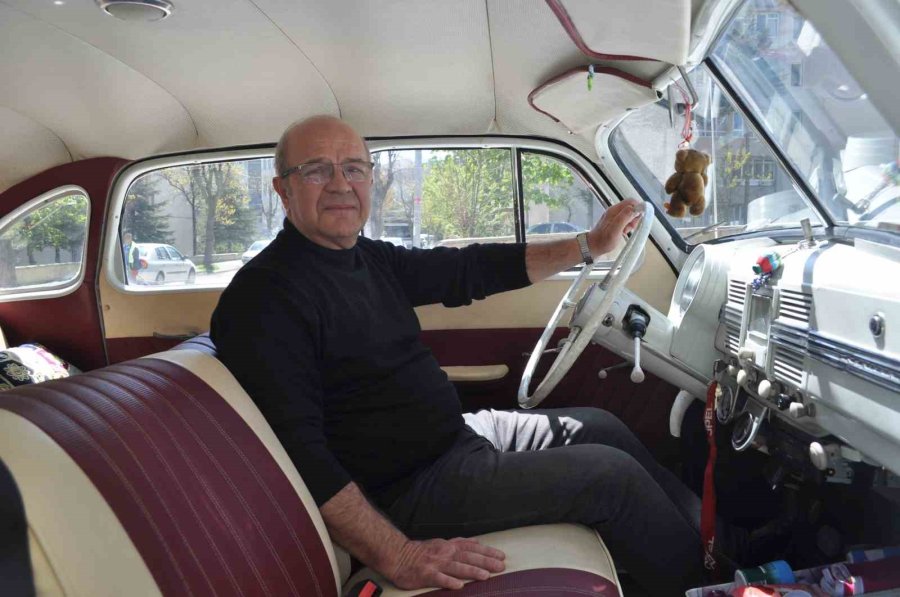 Türkiye’de 4 Tane Olan 73 Yıllık Klasik Aracı Hurda Halden Yollara Döndürdü