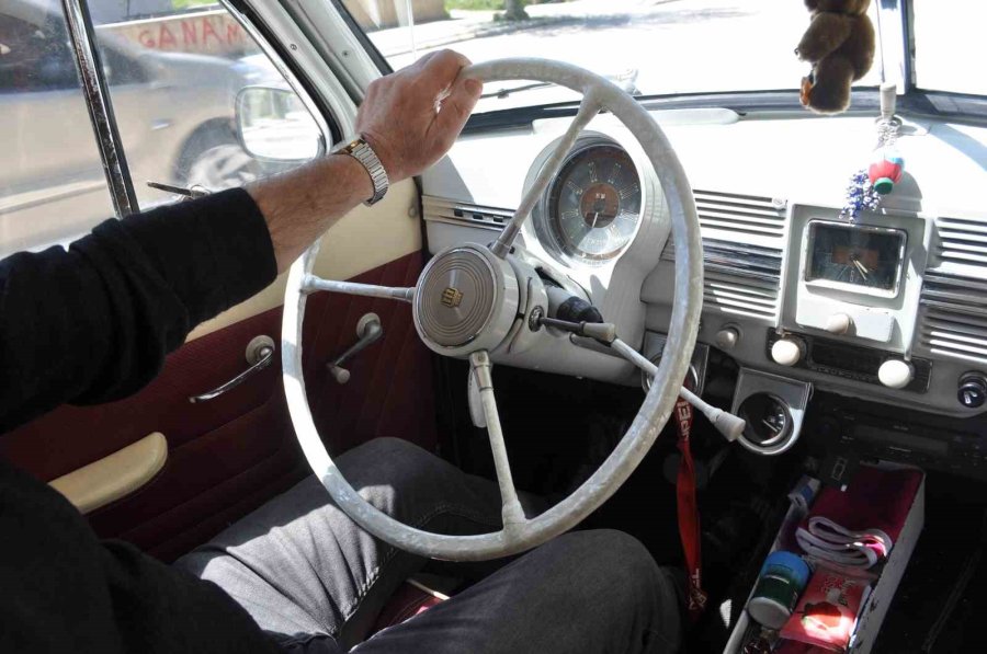 Türkiye’de 4 Tane Olan 73 Yıllık Klasik Aracı Hurda Halden Yollara Döndürdü