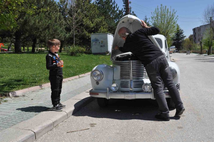 Türkiye’de 4 Tane Olan 73 Yıllık Klasik Aracı Hurda Halden Yollara Döndürdü