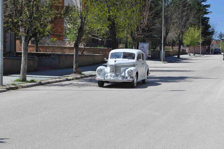 Türkiye’de 4 Tane Olan 73 Yıllık Klasik Aracı Hurda Halden Yollara Döndürdü
