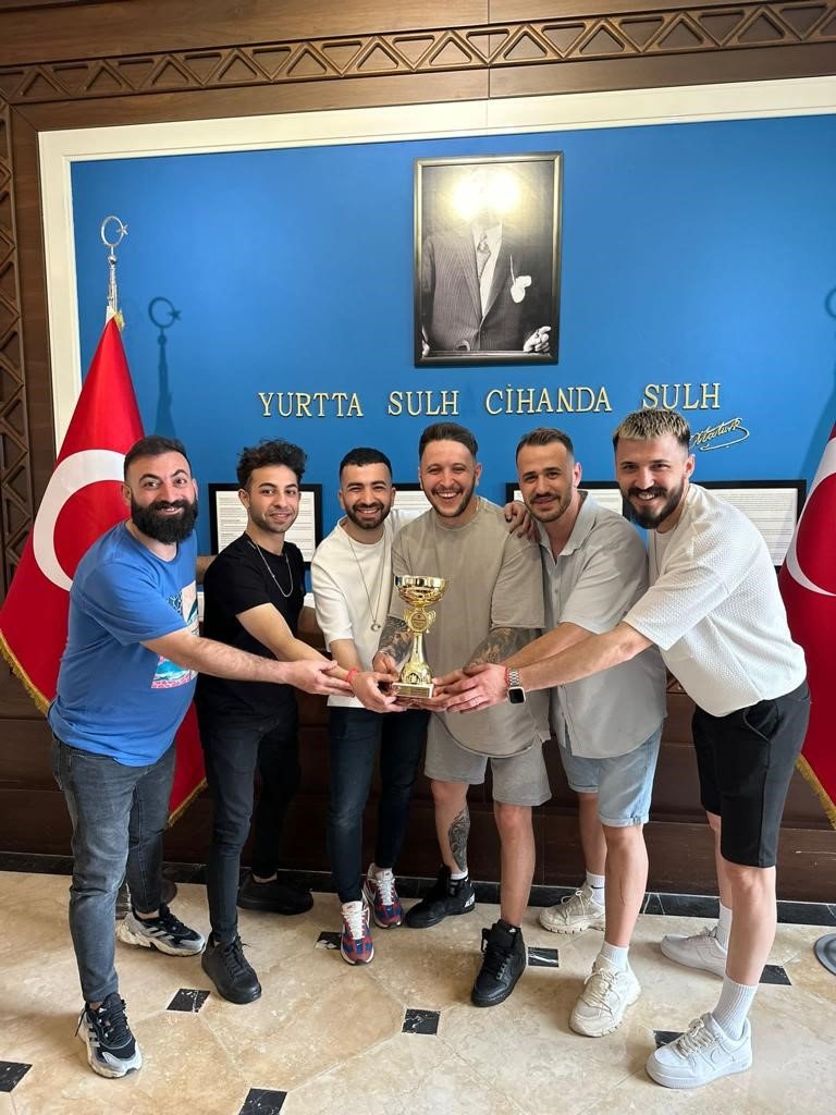 Ünlü Saç Tasarımcısı Hy, Ödüle Doymuyor