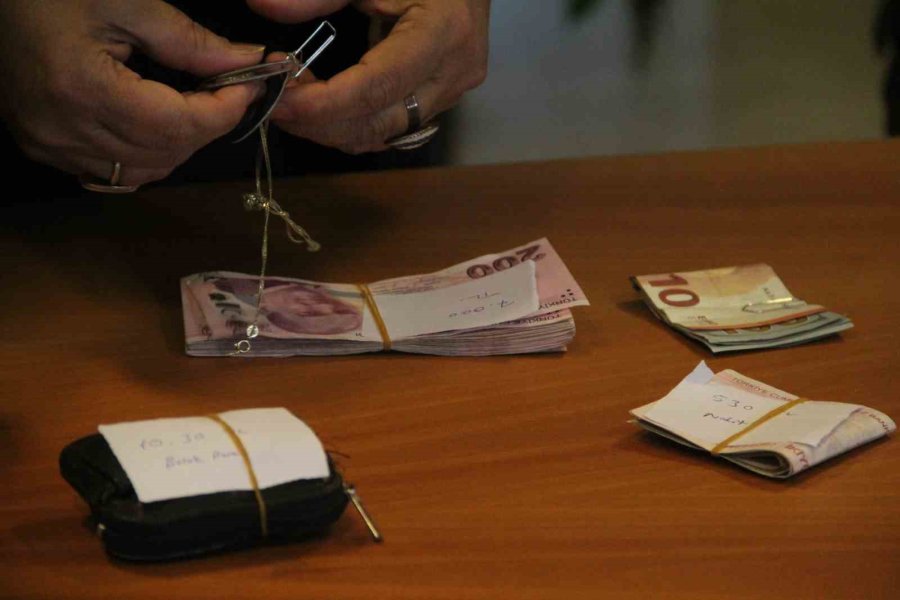 Altın Ve Paralarını Otobüste Unuttuğunu Belediyeden Gelen Telefonla Öğrendi