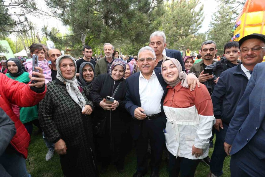 Bakan Akar’a Büyükşehir Pikniğinde Yoğun İlgi