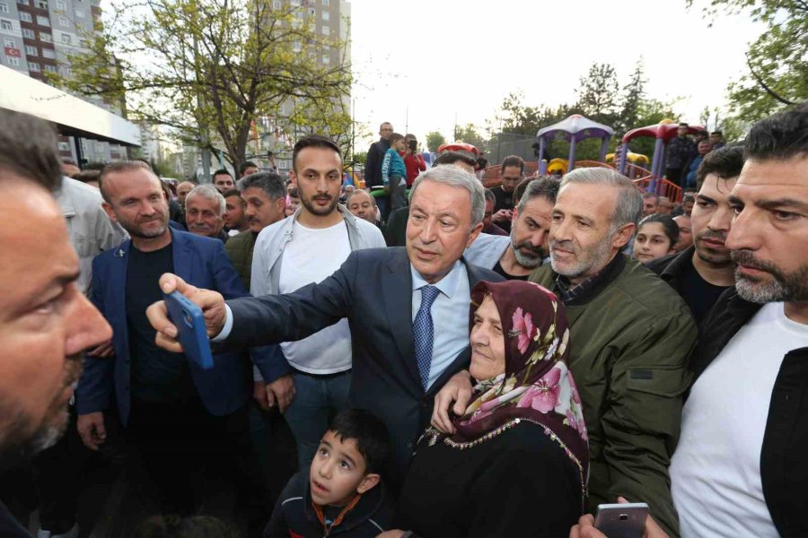 Bakan Akar’a Büyükşehir Pikniğinde Yoğun İlgi