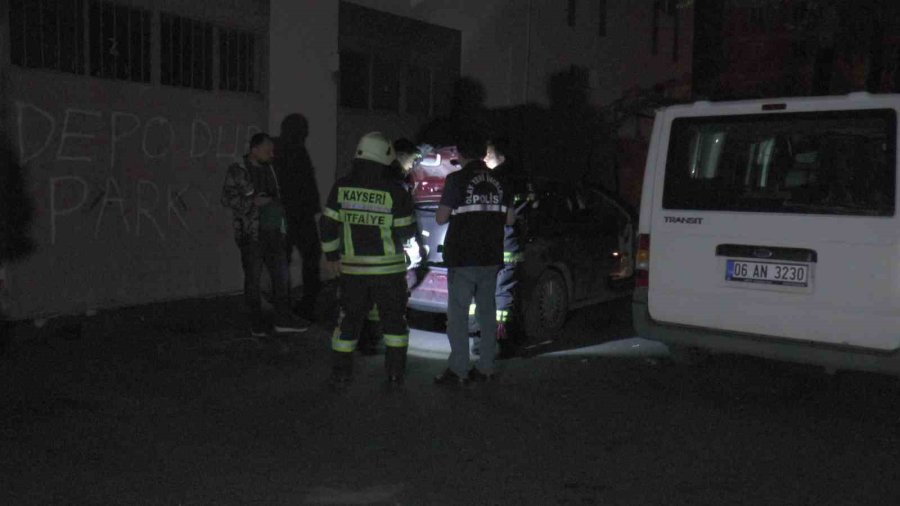 Park Halindeki Otomobilde Patlama: 3 Yaralı